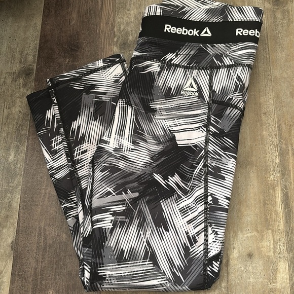 Reebok Women's Printed Revolve High Rise Capri legging w-pockets sz M - Picture 3 of 3